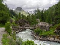 Holzbrücke über den Gschlößbach umgeben von mächtigen Felsblöcken